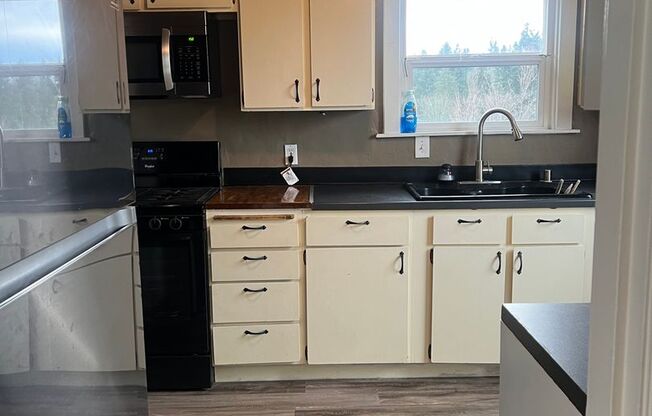 Renton 2 bedroom 1 bath home available now!