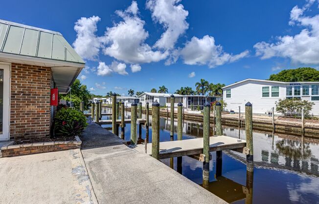 ** NEAR DOWNTOWN ** 2 BED / 2 BATH CONDO - LIKE NEW! - WATERFRONT - BOAT DOCK - ANNUAL RENTAL