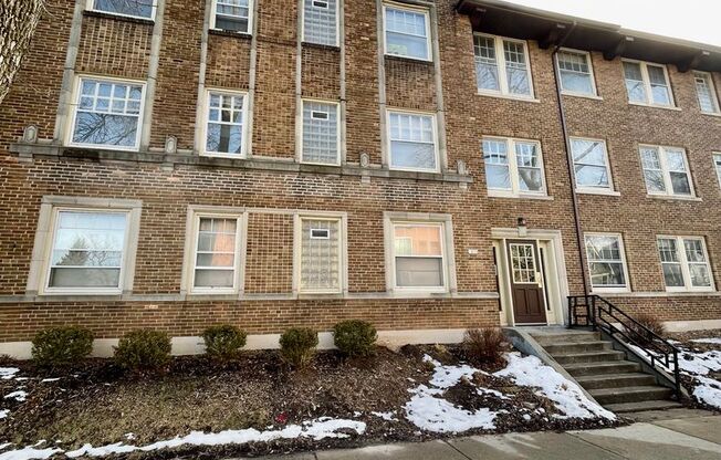 1827 E Park Pl