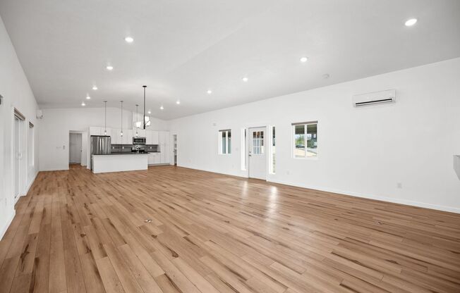 BEAUTIFUL Spacious Modern Grandview Single Level Home!