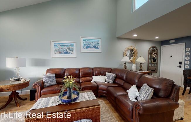 821 E Ave