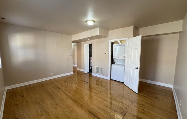 2 beds, 1 bath, $1,200, Unit 4850 #303