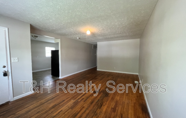 1023 S WORTH AVE