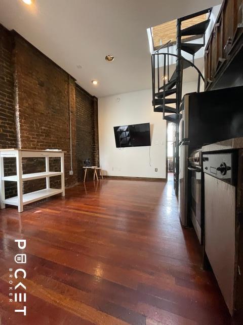 3 beds, 1 bath, $4,500, Unit 19