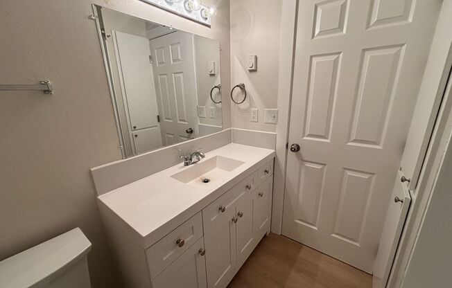 2 beds, 1 bath, 845 sqft, $1,625, Unit 28