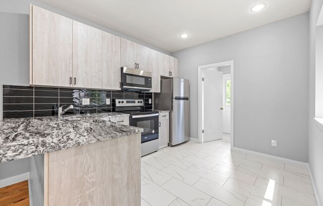 ⭐⭐⭐ NEWLY RENOVATED 3 BEDROOMS & 2.5 BATHS HOME LOCATED IN CARROLL PARK!!! ⭐⭐⭐