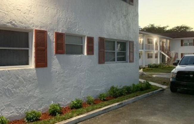 10120 NW 36 St