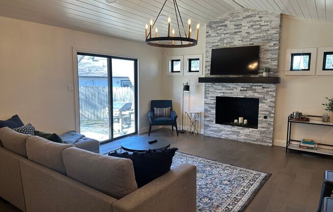 *** Near Domain * Stunning 4 Bedroom House * Fully Furnished * Designer Decorated * High End Luxury Finishes ***