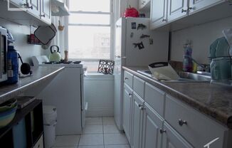 Nicely located 1 bed unit near the Green Line.