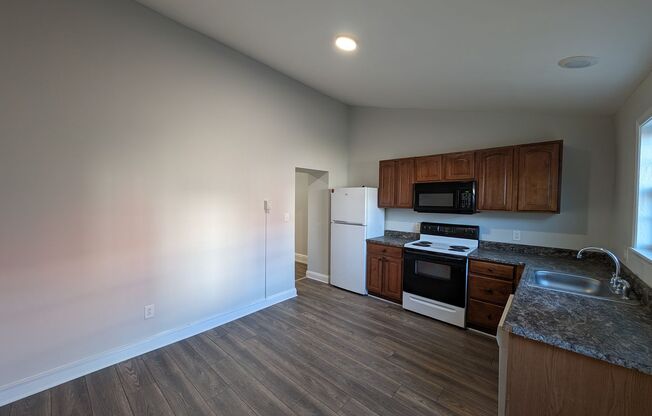 Newly Renovated 3 Bed 1 Bath Townhome for Rent