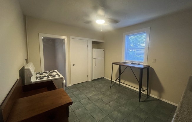 2 beds, 1 bath, 1,100 sqft, $2,400, Unit 2