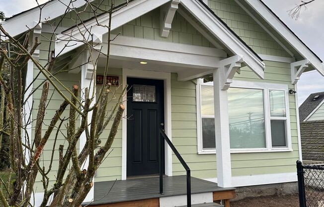 Beautifuly remodeled 2 plus Bedroom 1 3/4 bath Home in Tacoma!