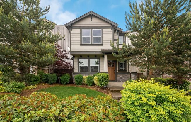 Clean, bright 3-bdrm/2.5-bath home in Bethany—HOA amenities, 2-car garage, fenced yard