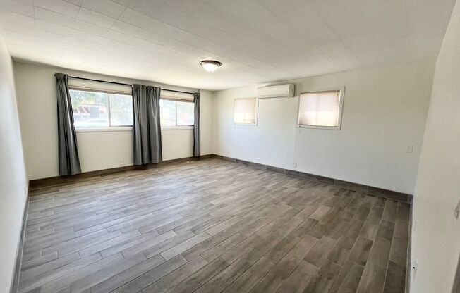 Charming 5 bedroom house with extra living room in the heart of Clairemont Mesa!