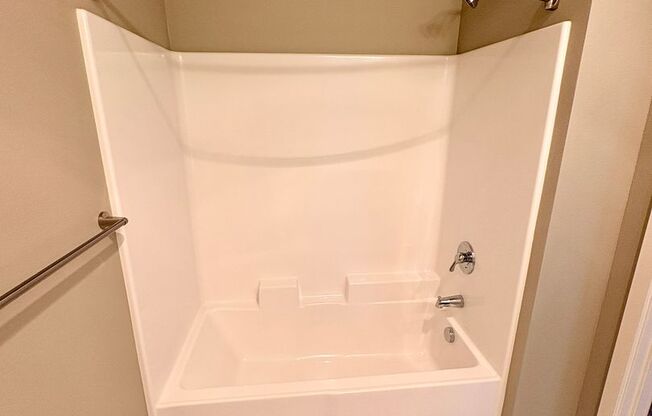 3 beds, 2 baths, 1,190 sqft, $2,395, Unit 208