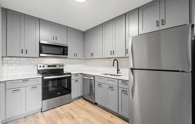 Maple Grove Apartments - Luxury and Convenience in Mundelein!