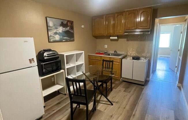 Cozy apartment unit in middle of Sunset retail corridor