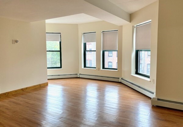 3 beds, 1 bath, 1,200 sqft, $4,500, Unit 38