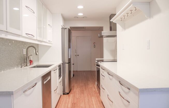 Stunning 2BD +2 BA | Desirable Santa Monica Neighborhood