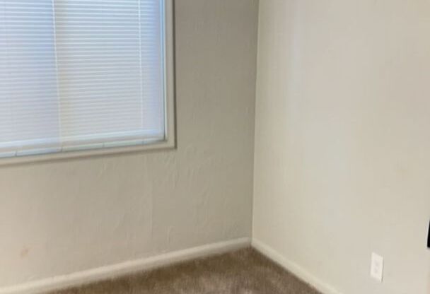 2 beds, 1 bath, 600 sqft, $850, Unit 8