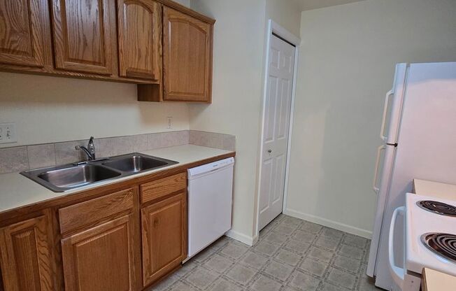 1 bed 1 bath lower unit near Costco