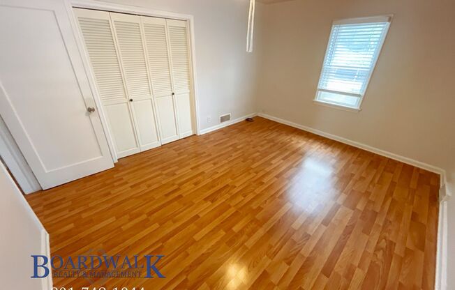 3 beds, 1 bath, 1,400 sqft, $2,300, Unit 1748 S Main St- #1