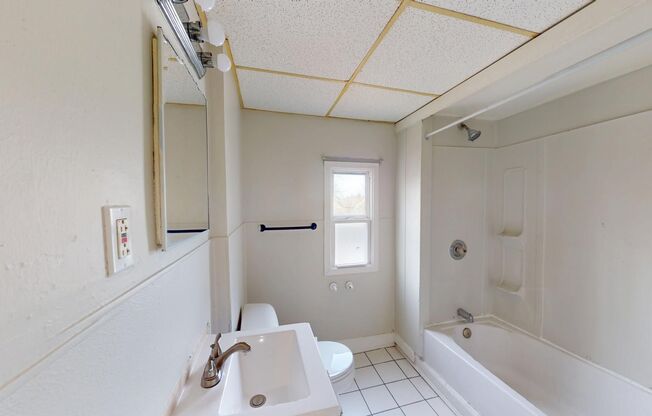 2 beds, 1 bath, 735 sqft, $900, Unit Unit 4