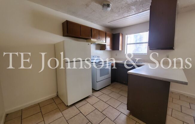 2 beds, 1 bath, $745, Unit 1606 Oak Croft B