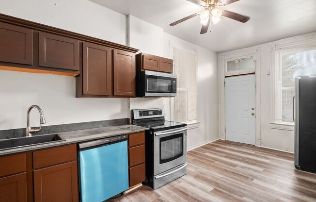 2 beds, 1 bath, $995, Unit 1F