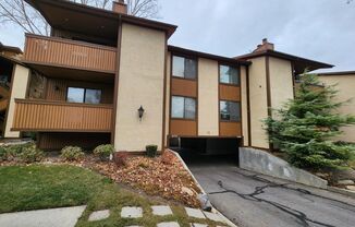 This one made the nice list! 2 bd. STUNNER! Hot Tub! Pet ok!