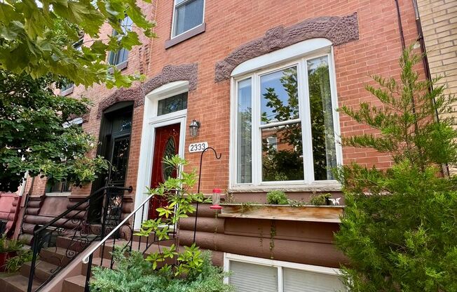 Stunning 3-Bedroom Townhome in South Philadelphia! Available NOW!