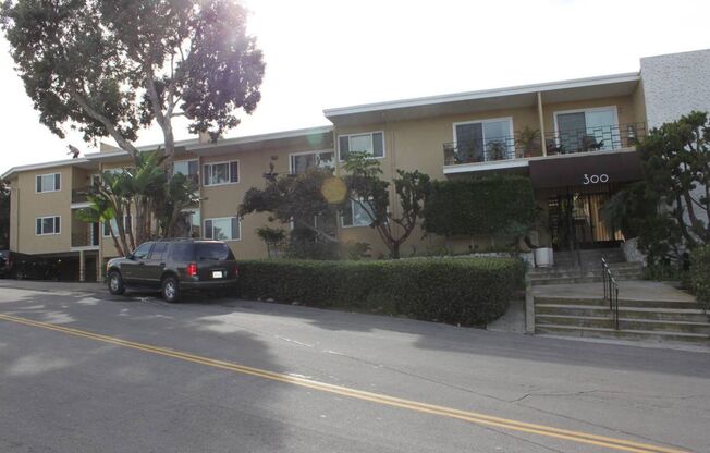 2 beds, 2 baths, $2,650, Unit 17