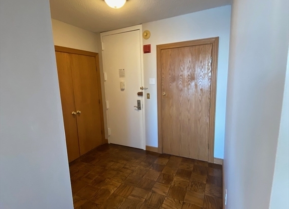 1 bed, 1 bath, 885 sqft, $3,400, Unit 17E