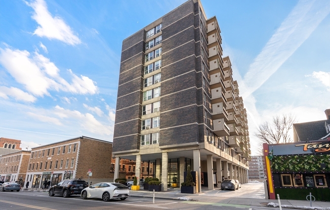 1 bed, 1.5 baths, 750 sqft, $3,200, Unit 303