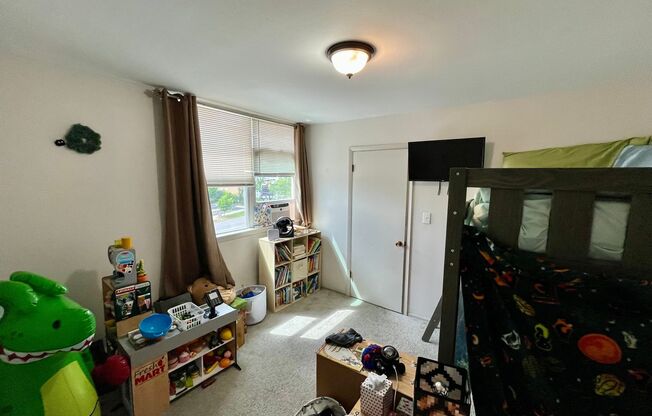 3 beds, 1 bath, $1,625, Unit 308