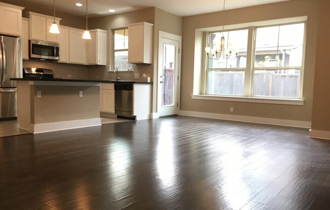 BEAUTIFUL TOWNHOUSE IN CRESTVIEW