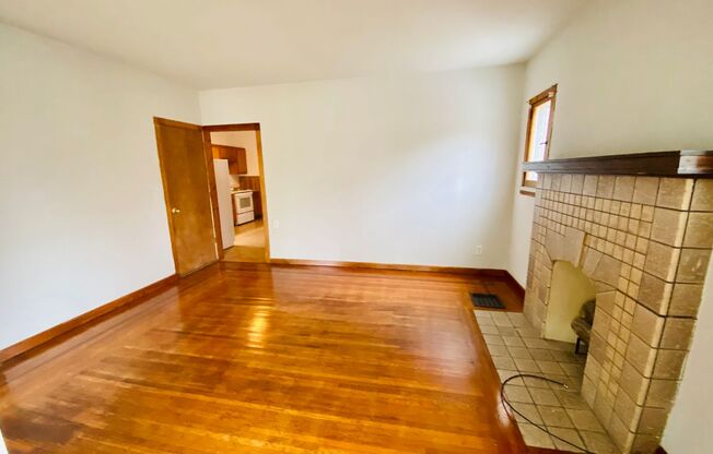 COVEDALE: Adorable little 2 bed on first floor of 2 family