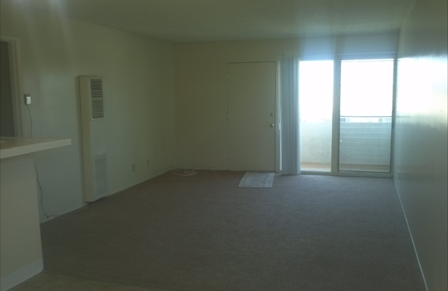 2 beds, 1 bath, $2,295