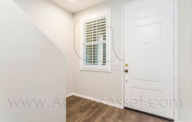 Beautiful 3 Bed/3.5 Bath Condo In Tustin!