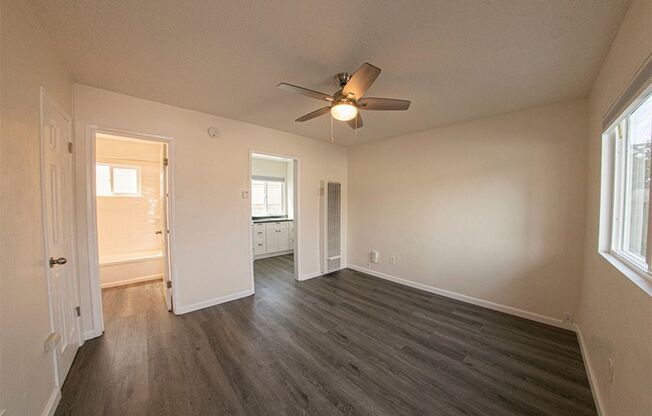 Pacific Beach - Downstairs Remodeled Studio with Assigned Parking- 1 Mile to the Beach