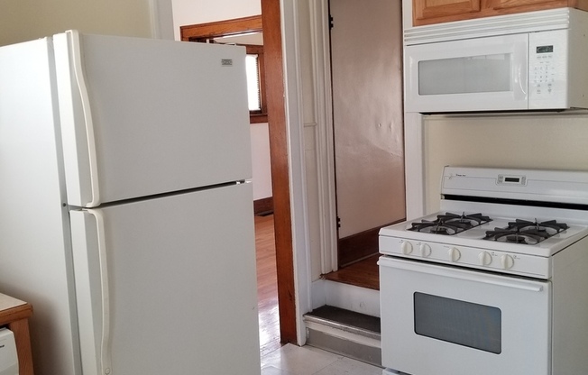 3 beds, 1 bath, $1,350, Unit 3418