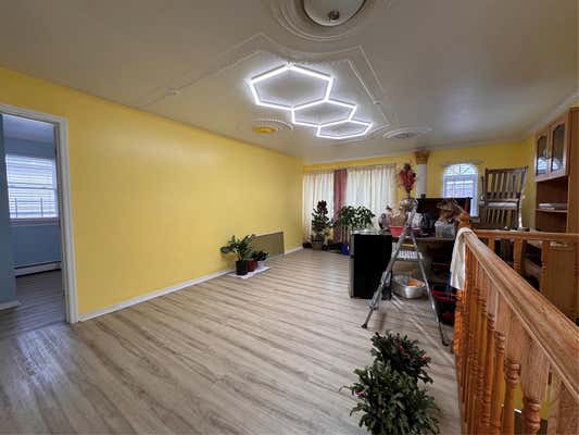 230 20 LANSING AVE