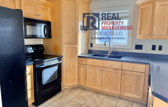 3 bed 2.5 bath 2 car garage house - Pet friendly