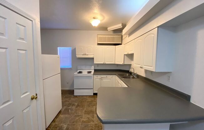 2 beds, 1.5 baths, 950 sqft, $1,150, Unit Skyway Apartments TH3 37