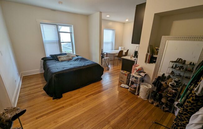 Spacious and Renovated Studio in Albany Park!