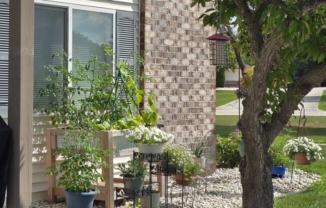 2 beds, 1 bath, 1,010 sqft, $1,269, Unit PL   7611