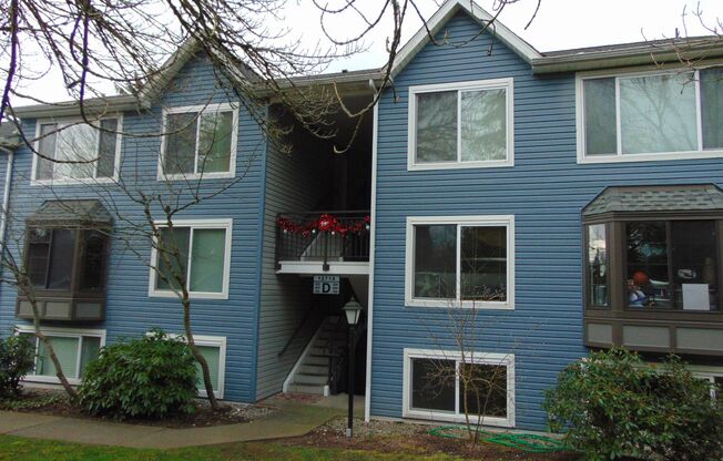 Beautiful 2bd, 2ba Condo Available in Perfect Kirkland Location!