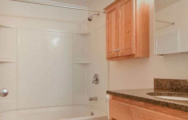 2 beds, 1 bath, $1,600, Unit 5