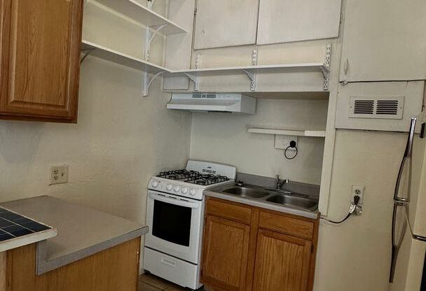 1 bed, 1 bath, $950, Unit Apt. 4