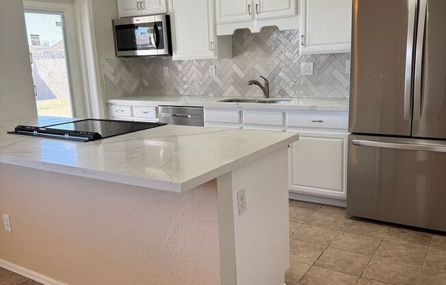 Spacious 4bdm 2Ba Tempe Home with New Kitchen and a Pool!